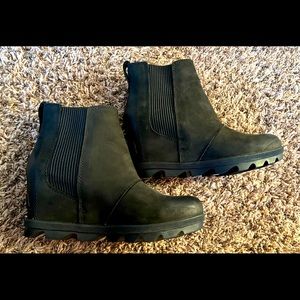 Woman’s Joan of Arctic Wedge II Chelsea Bootie size 7